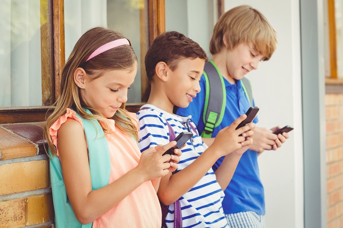 Нужен ли ребёнку смартфон в первом классе