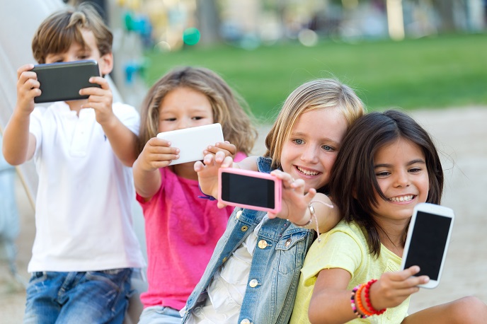 Дети со смартфонами