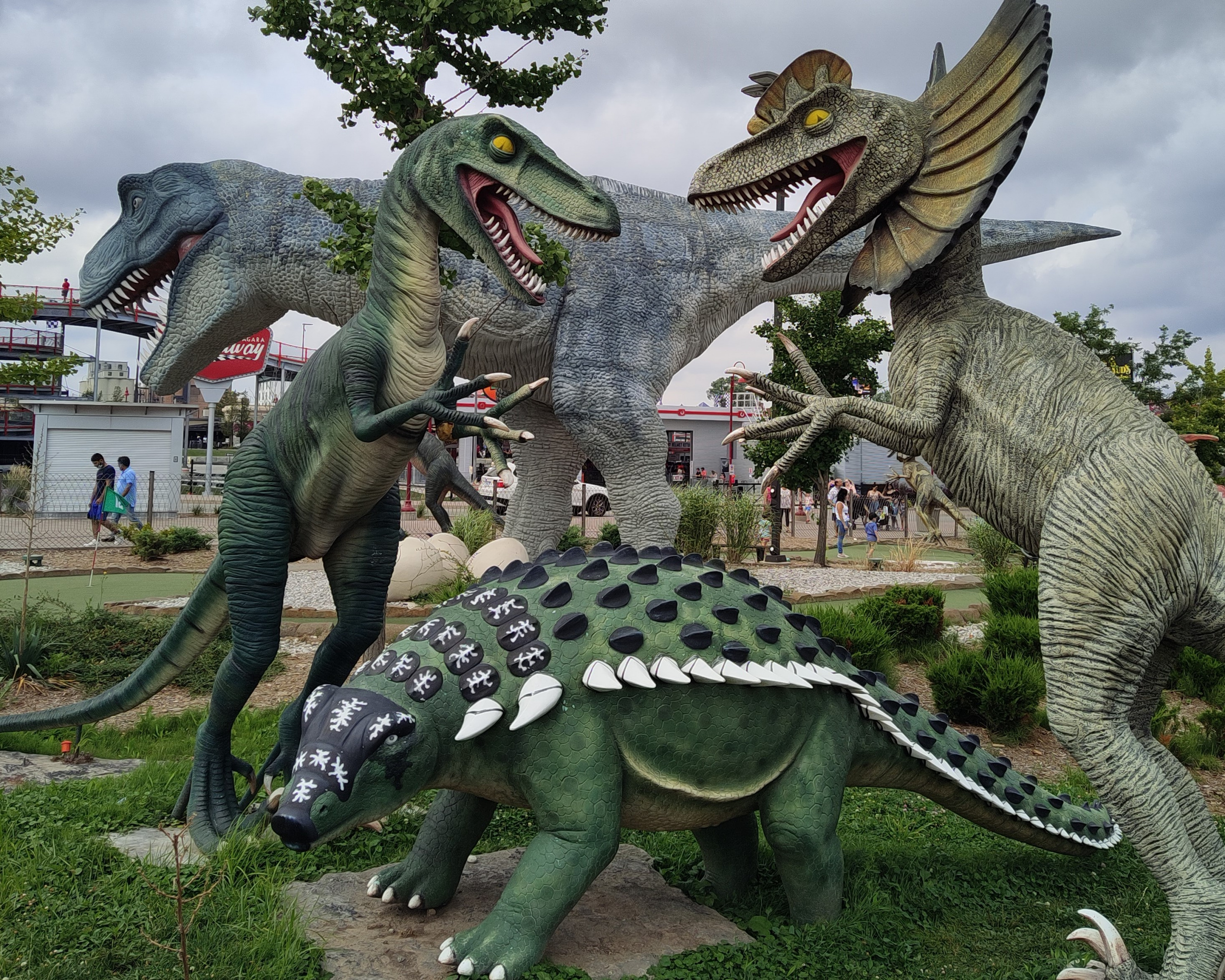 Гольф-парк динозавров или Какого размера бывают игрушки, и как лучше учить историю?