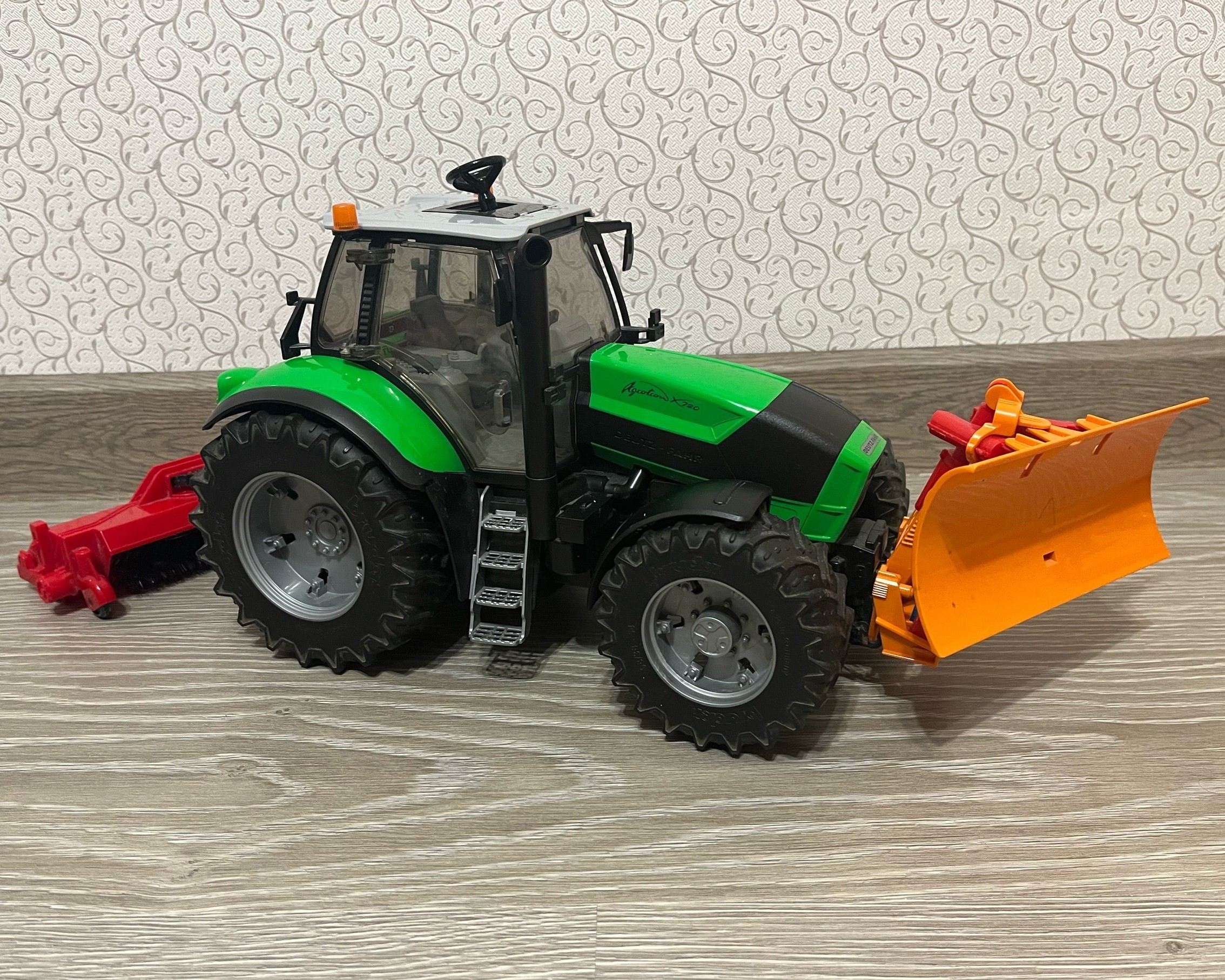 Тракторы-моя страсть. Bruder Трактор Deutz Agrotron X720