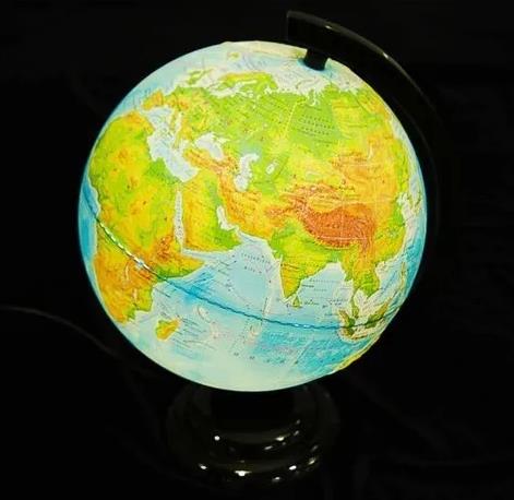 Глобус Земли детский физический рельефный, на деревянной подставке с подсветкой, диаметр 25 см