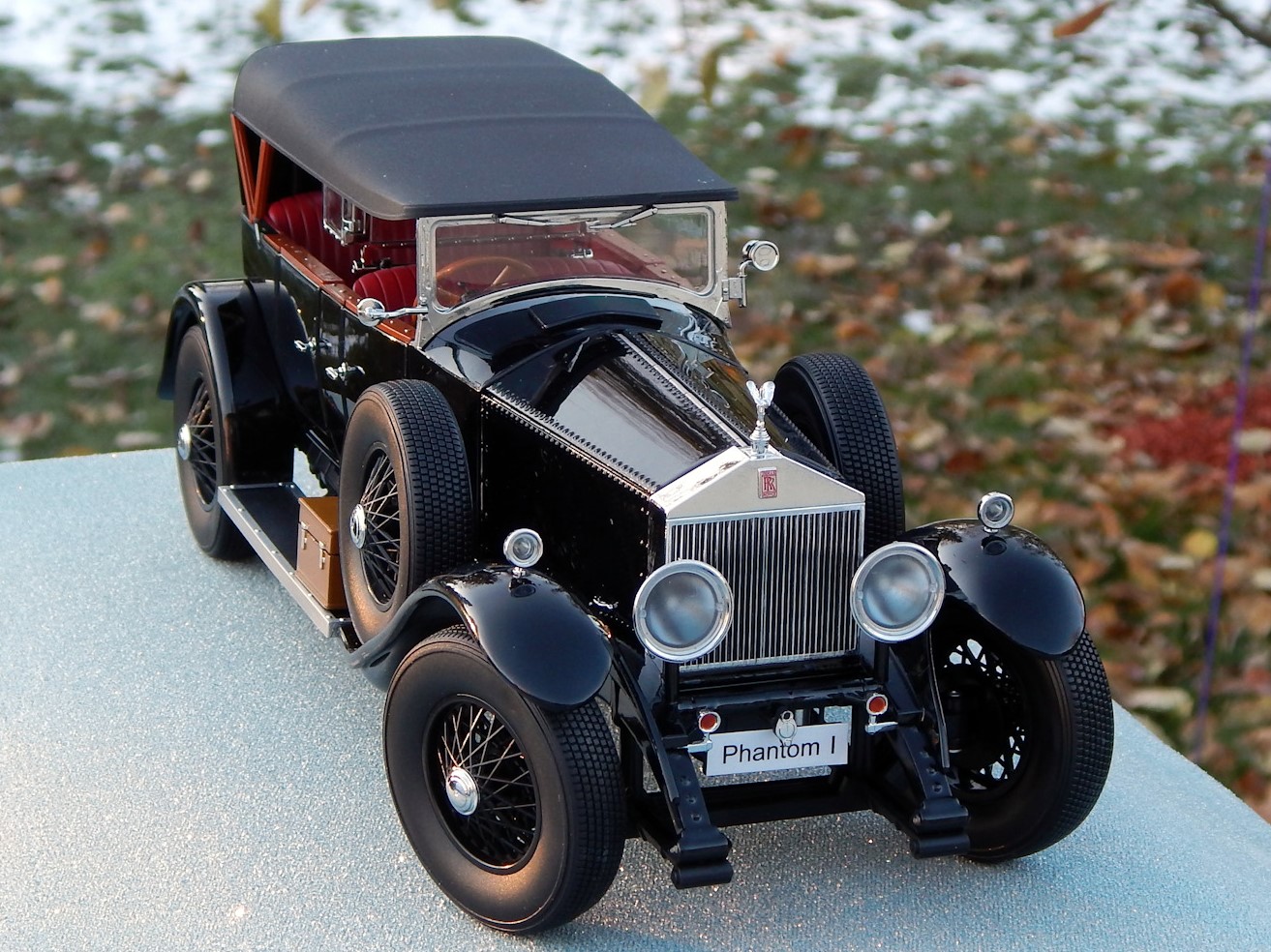 Игрушка - старинный автомобиль Игрушка - старинный автомобиль