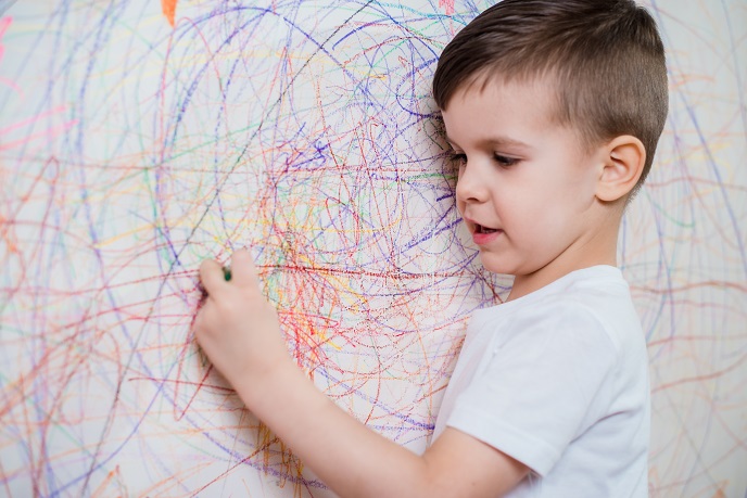 Мальчик рисует на стене Мальчик рисует на стене