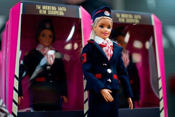 Barbie в образе машиниста электропоезда Barbie в образе машиниста электропоезда