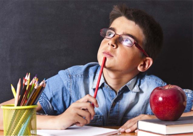 Тренируем память child-thinking-in-the-school-table-488320459.JPG