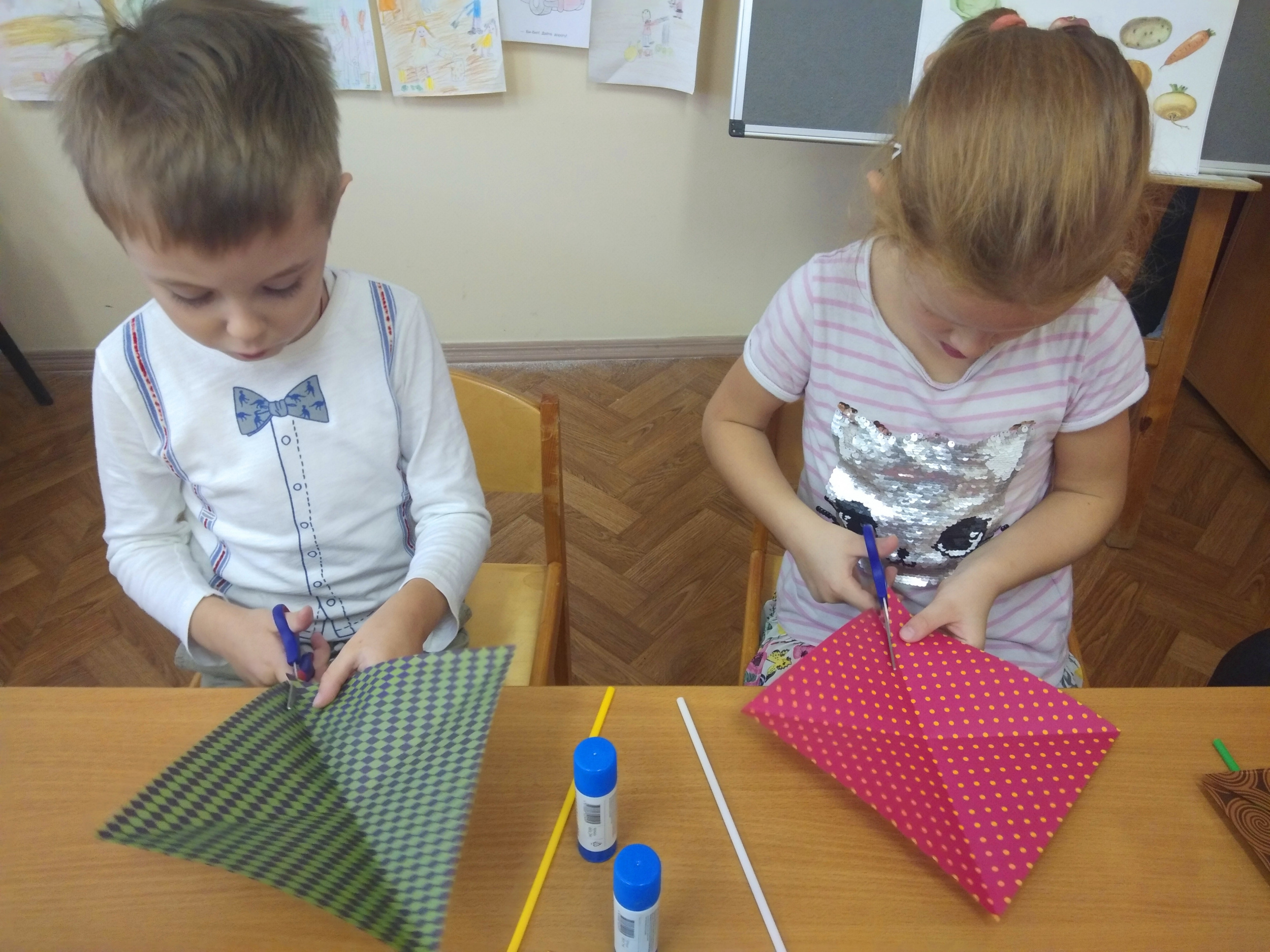 Режем и складываем будущую вертушку Режем и складываем будущую вертушку