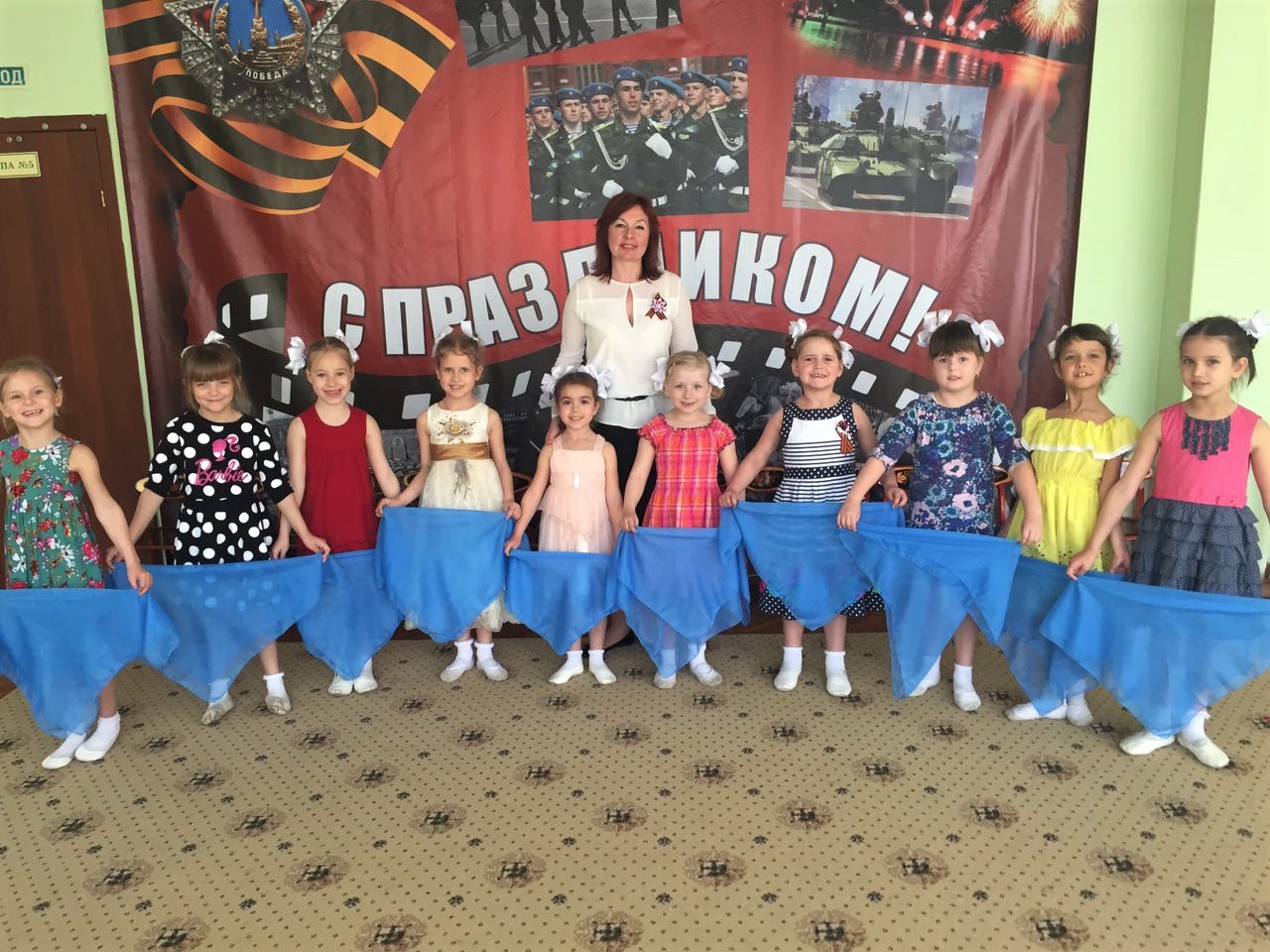 Елена Висич с исполнительницами танца Синий платочек
