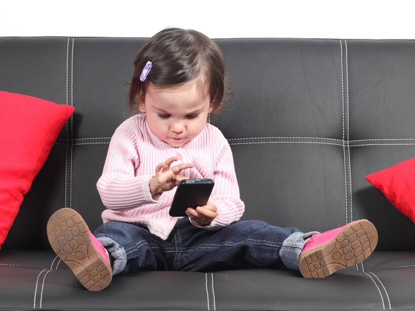 child-phone-dreamstime.jpg child-phone-dreamstime.jpg