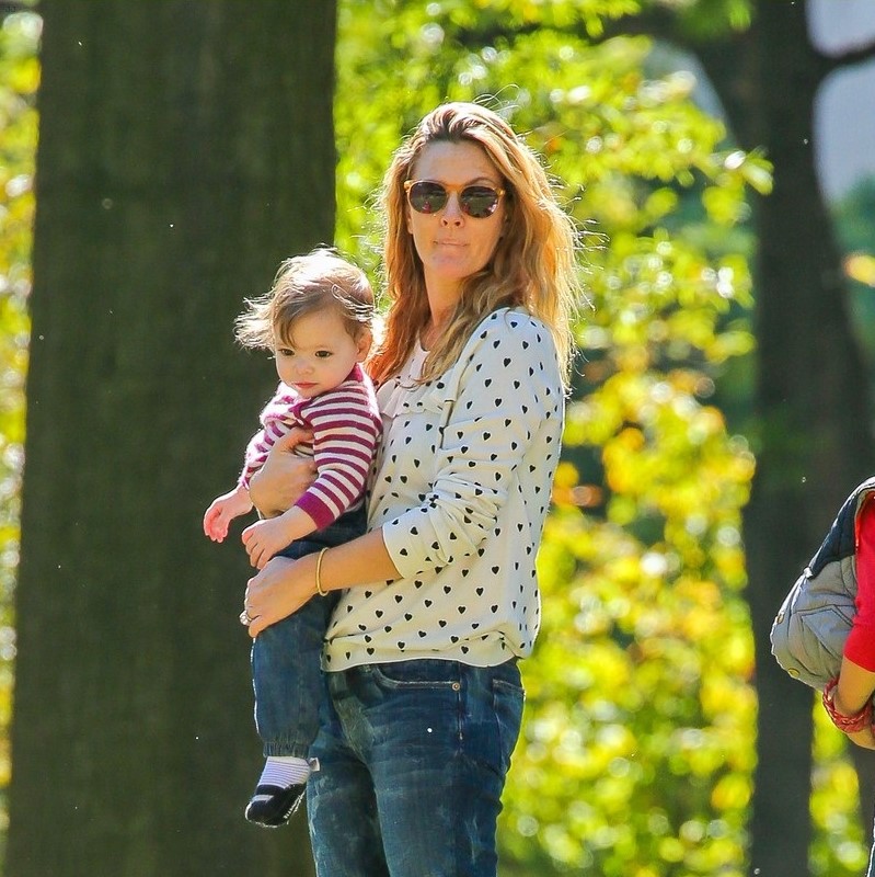 drew-barrymore-will-kopelman-central-park-fun-with-olive-01.jpg