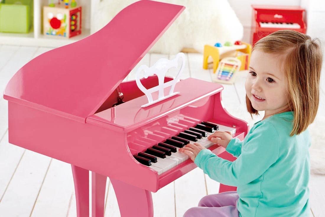 Игра на детском фортепиано