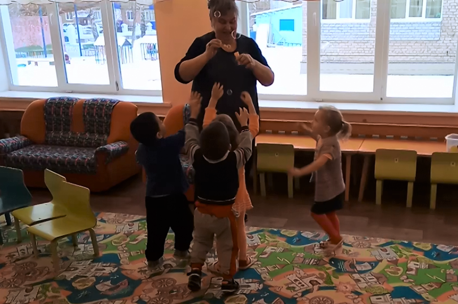 Воспитатель хвалит детей и предлагает детям поиграть с мыльными пузырями