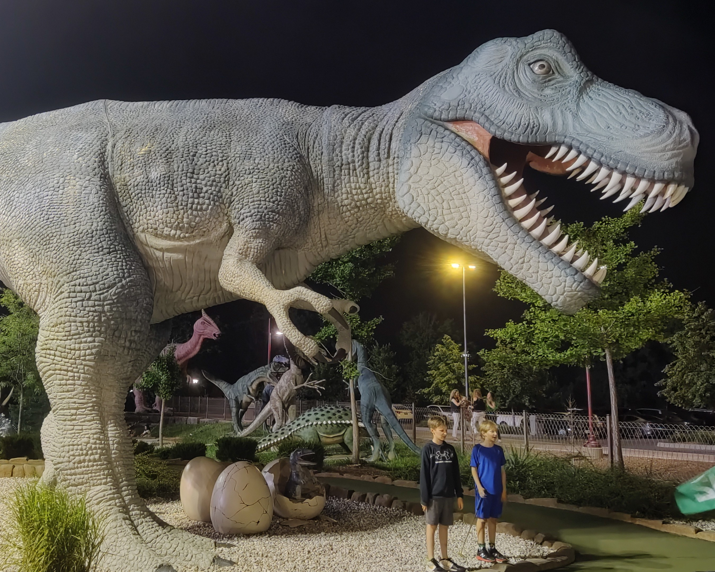Динозавр-парк вечером