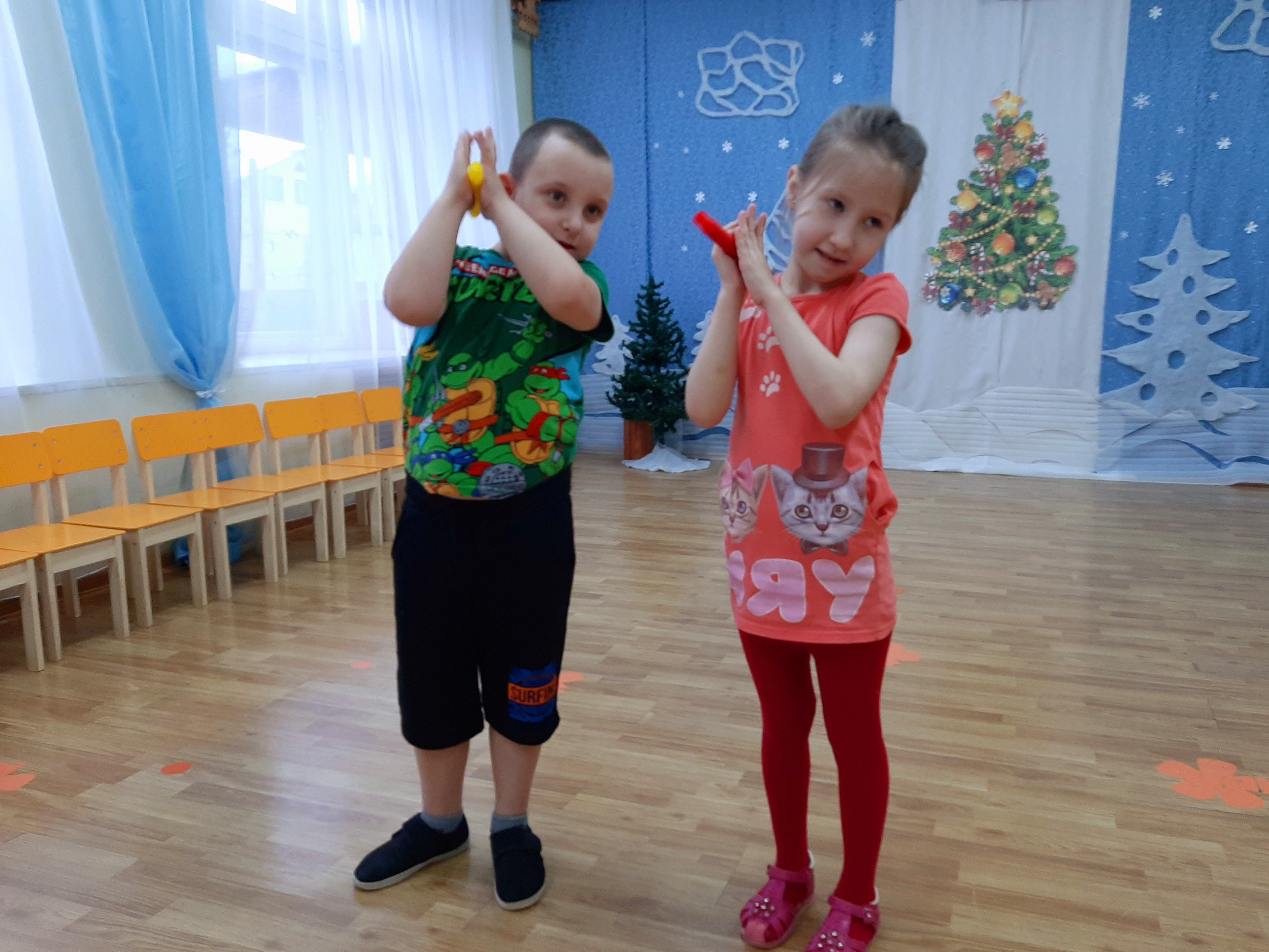 Дети берут по одной трубочке Дети берут по одной трубочке