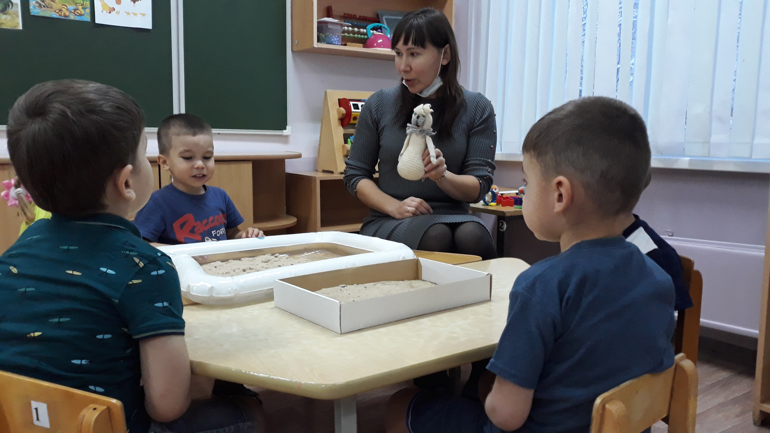 Знакомство детей с космическим песком Знакомство детей с космическим песком