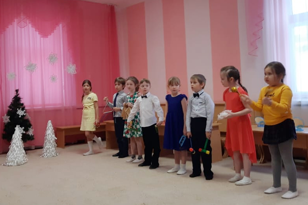 Дети танцуют танец «Метелица» Дети танцуют танец «Метелица»