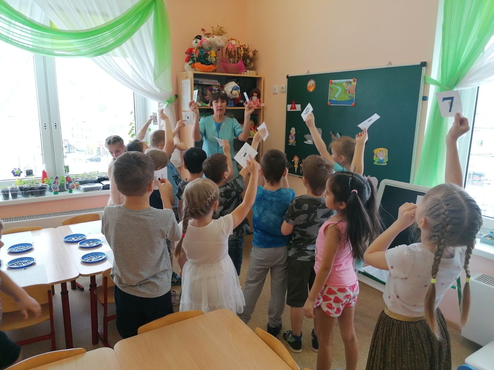 Дети выполняют задание Дети выполняют задание