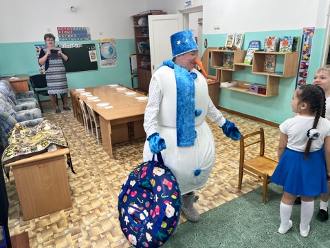 Дошкольники помогают Снеговику переходить дорогу зимой Дошкольники помогают Снеговику переходить дорогу зимой