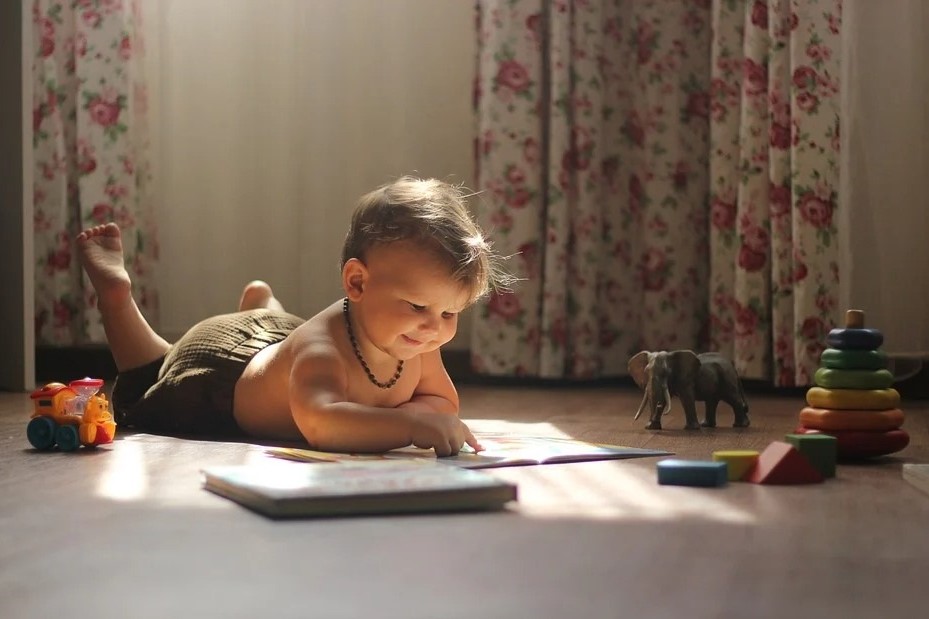 Играющий ребенок Играющий ребенок