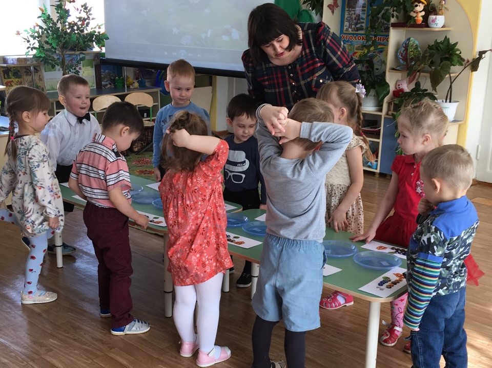 Игра с разноцветными камешками Игра с разноцветными камешками