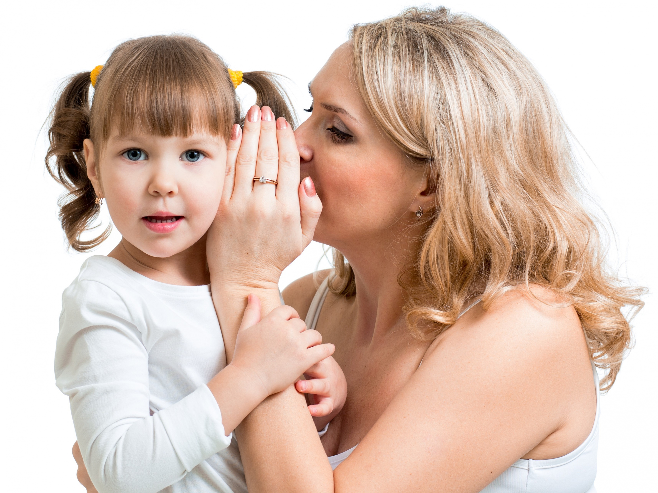 У мамы есть секрет слушать. Ребенок говорит. Общение детей. Разговор родителей с ребенком. Мама шепчет на ухо.