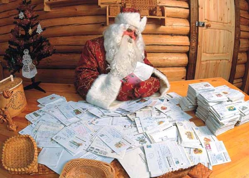 Дед Мороз читает письма
