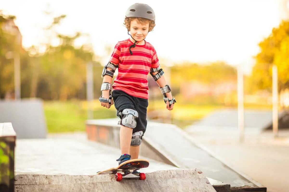 Ребенок со скейтом