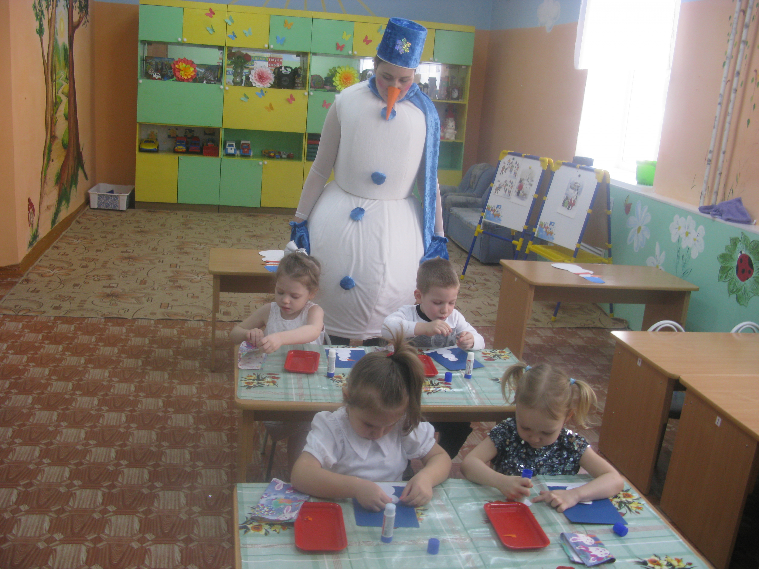 Дети садятся за столы Дети садятся за столы