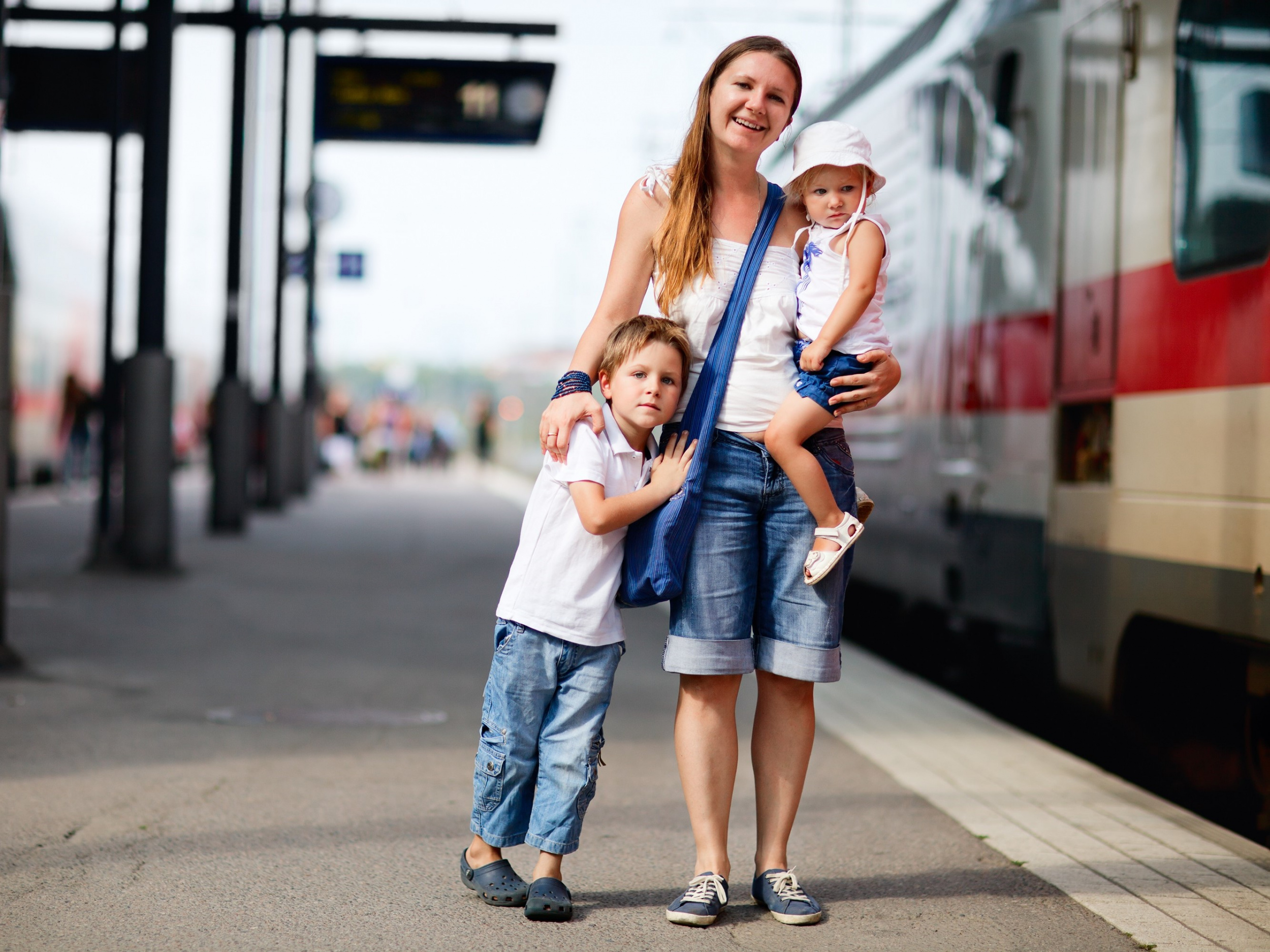 Поезд папа мама. Мама с ребенком на вокзале. Дети на вокзале. Дети с родителями на вокзале. Родитель и ребенок на вокзале.