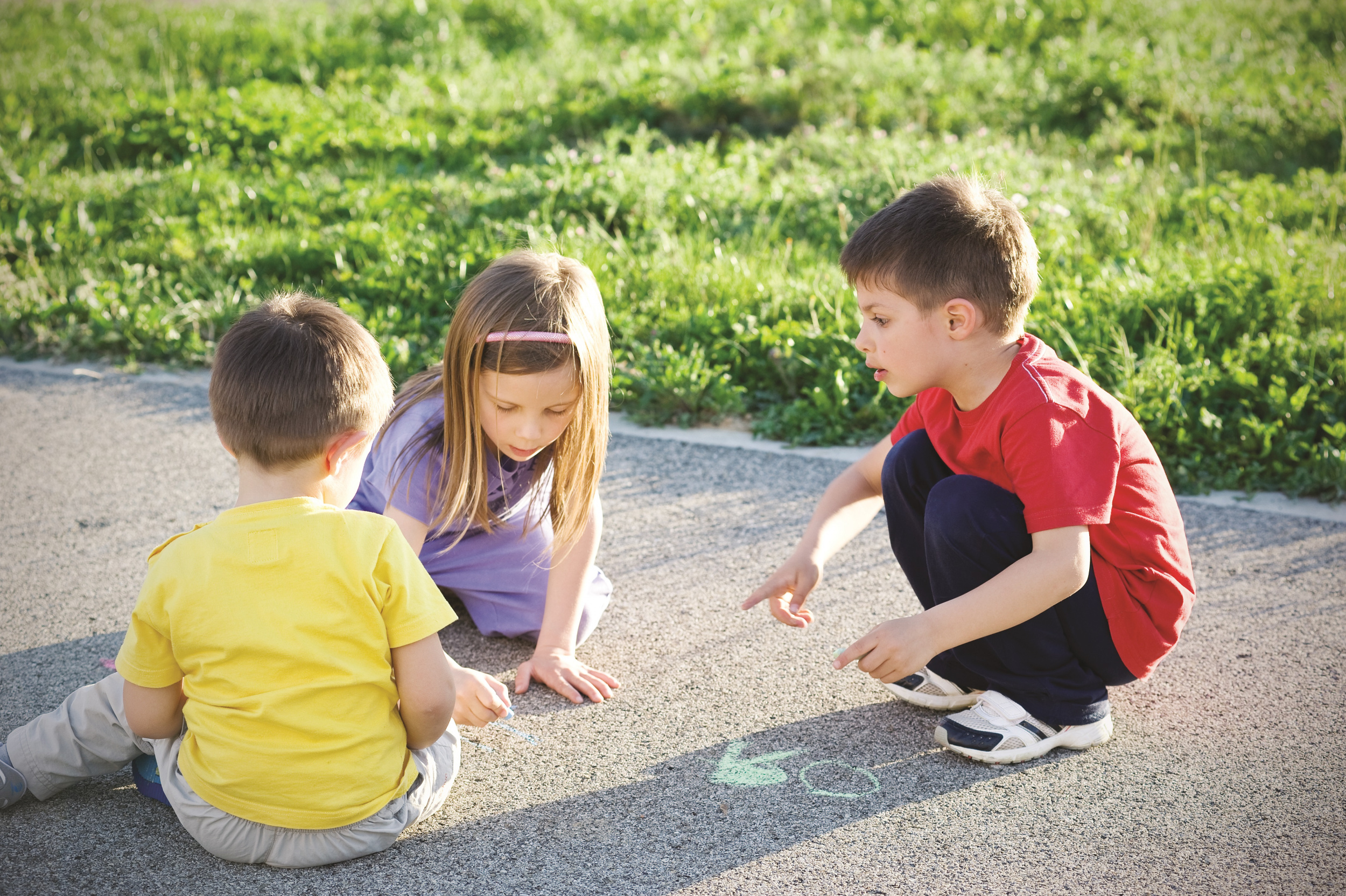 Дети играющие на дороге. Дворовые игры. Современное детство. Детские игры. Играющие дети в парке.