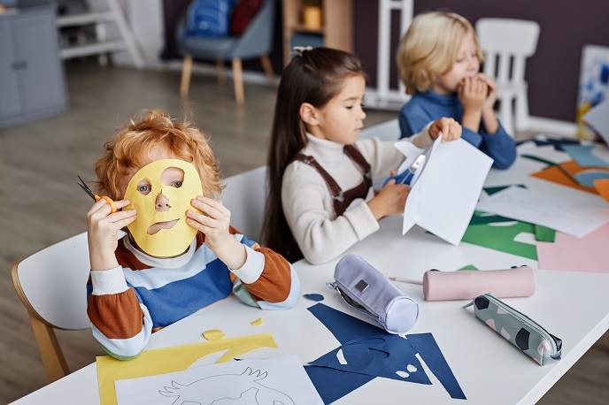 Дети делают аппликацию Дети делают аппликацию