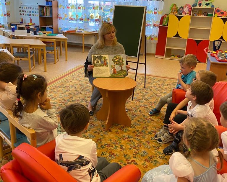 Показ сюжета из сказки «Гуси-лебеди» Показ сюжета из сказки «Гуси-лебеди»