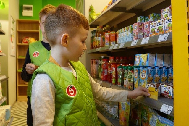 X5 Group открыла в ЦДМ на Лубянке миниатюрную «Пятерочку» для детей X5 Group открыла в ЦДМ на Лубянке миниатюрную «Пятерочку» для детей